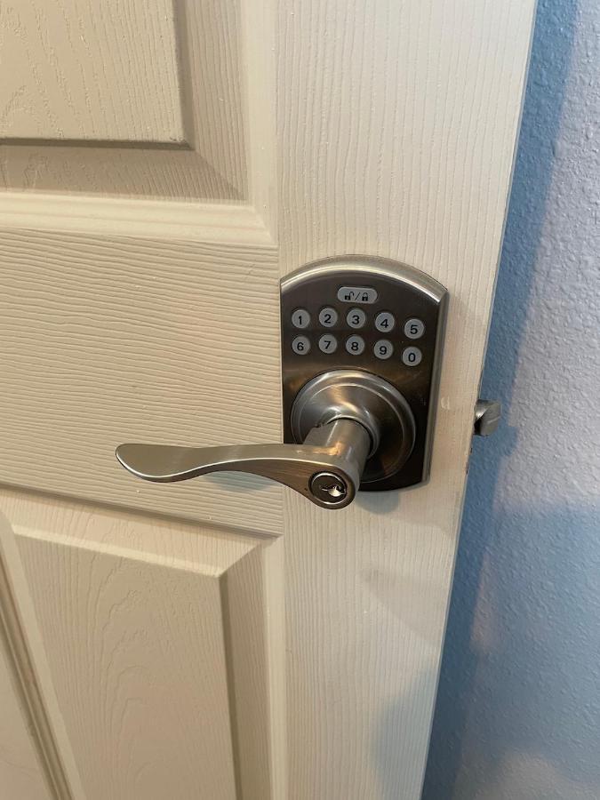 Private W/ Private Full Bathroom & Wifi & Ac & Shared Kitchen In Angeles Homestay *